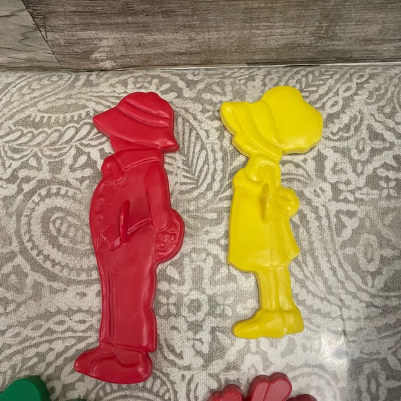 Vintage Cookie Cutters Holly Hobby boy girl ,Shamrock,Reindeer Plastic Colorful - Picture 4 of 4